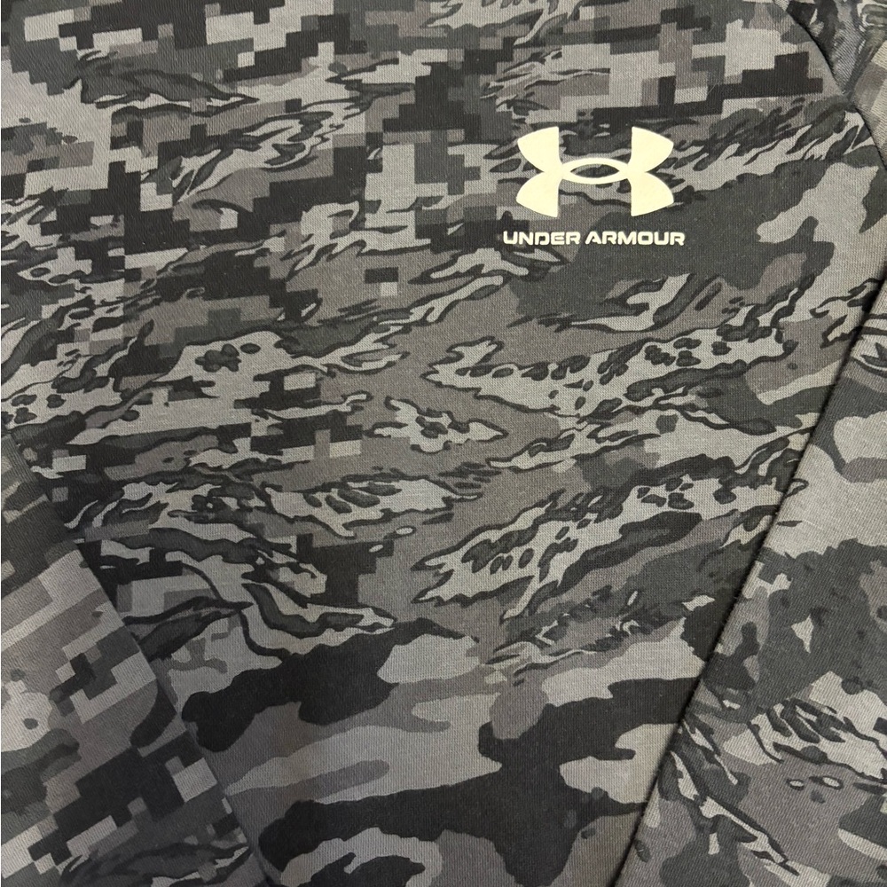 Under Armour Camo Hoodie - Black and Gray youth extra large - Picture 2 of 4